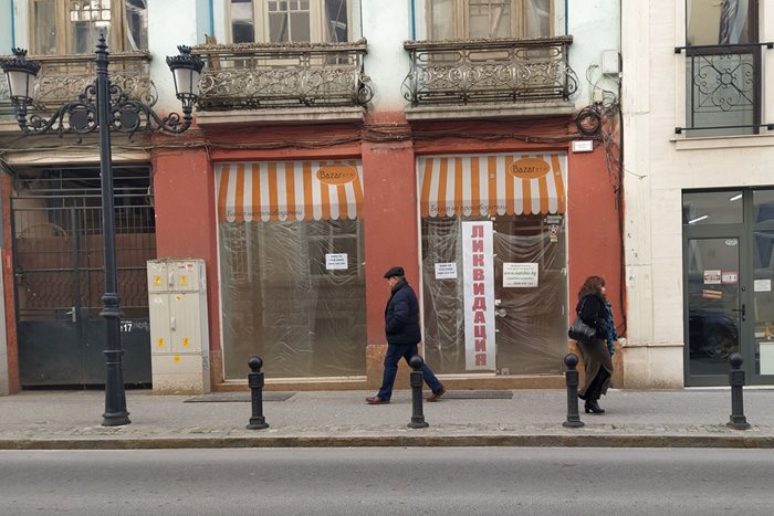 Високите наеми и хроничната липса на клиенти принуди редица магазини на ул. "Христо Г. Данов" да затворят врати.  Снимки: Авторът