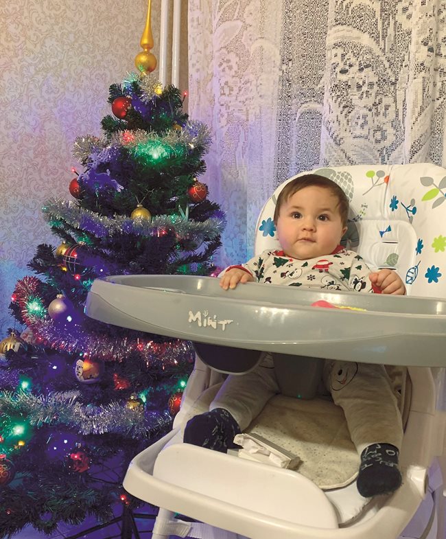 Борис Дамянов, на 7 месеца, от София, посрещна първата си Коледа усмихнат и много щастлив. Радва се на подаръците си и много обича елхи и лампички. Догодина по същото време се очаква да посрещне Дядо Коледа с братче или сестриче.