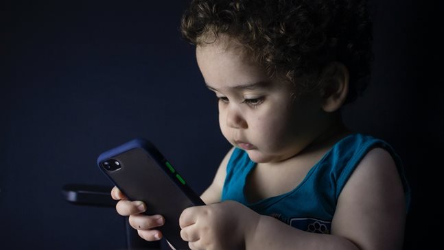Коя е подходящата възраст детето да получи смартфон?