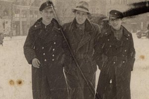 ПРИЯТЕЛИ: Митко Панчев (в средата) със свои съученици от Втора мъжка гимназия в София.СНИМКА: ЛИЧЕН АРХИВ НА АВТОРА