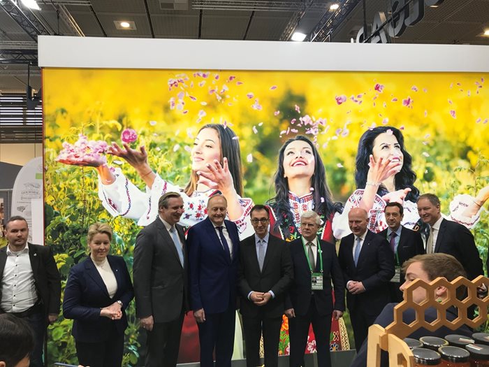 На българския щанд на "Зелена седмица" в Берлин министър Кирил Вътев посрещна германския земеделски министър Джем Йоздемир и кмета на Берлин Кай Вегнер.
