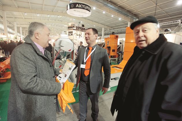 Любомир Коралов  и агробизнесменът Божидар Митов (вляво) разговарят с представител на фирма по време на  изложението „Агра“ в Пловдив
СНИМКА: Андрей БЕЛОКОНСКИ