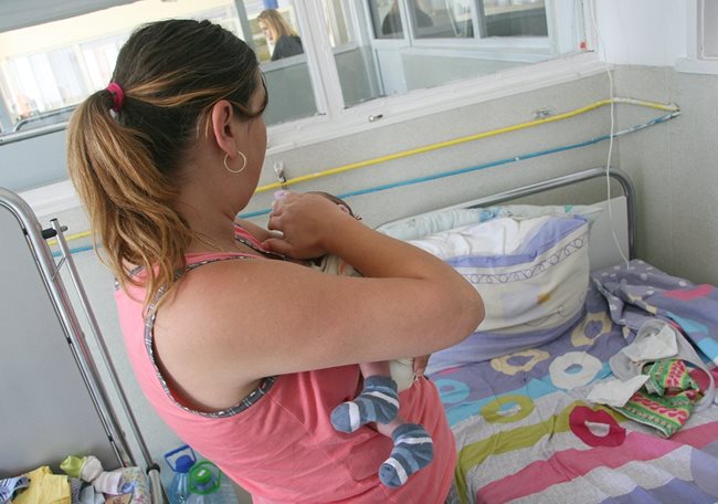 Майката Елена Иванова е благодарна на пловдивските хирурзи. Тя гушка бебето си, което е чакала 4 г. Снимки: Евгени Цветков