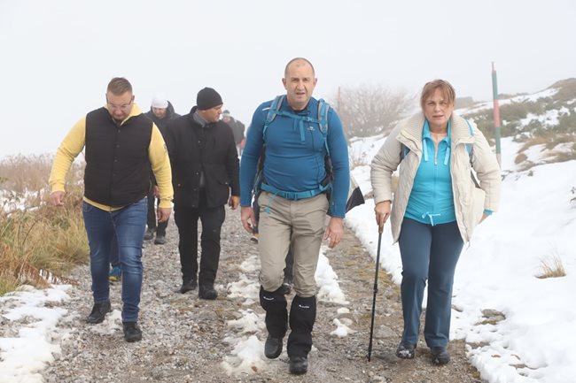 Румен Радев откри кампанията си с поход до Черни връх.
Снимка: Фейсбук на Румен Радев
