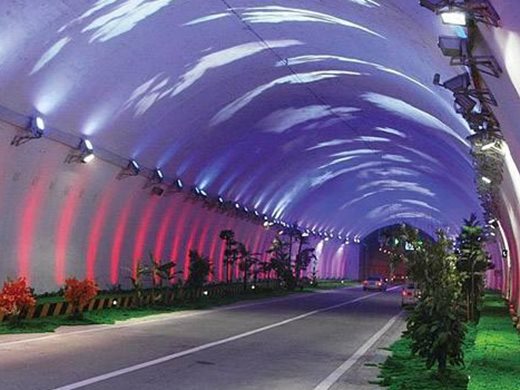 Един от най-дългите тунели в света има изкуствени облаци и цветя