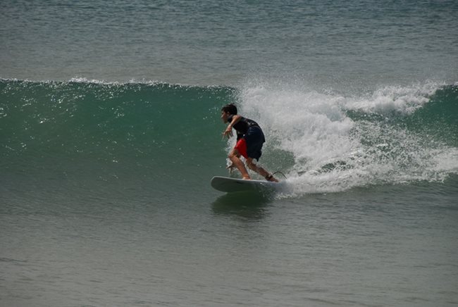 Също като баща си и Тасило обожава сърфа. На снимката е по време на ваканция в Панама.
