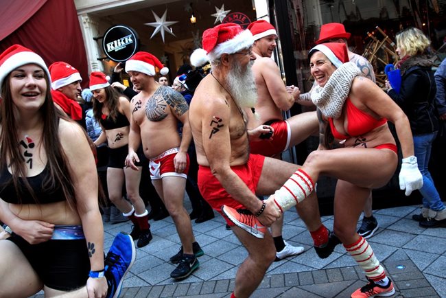 Това е 14-та година, в която десетки полуголи хора излязоха на улиците на Будапеща, леко облечени в костюми на Дядо Коледа, за да подкрепят фондация, набираща средства за деца СНИМКИ: Ройтерс