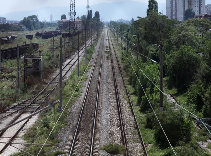 Проектът, чийто търг е спрян с обжалването , е за модернизиране на жп линията Елин Пелин - Костенец.