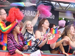 Прайд парадът в Берлин започна с призив за по-голяма защита на правата на ЛГБТ общността (галерия)