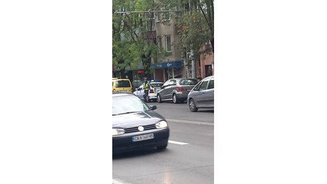 Полицай помага на сляп човек да се качи в тролея на бул. "Дондуков"