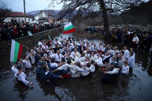 Как иноватори в “Балкантурист” измислиха леденото хоро на Йордановден