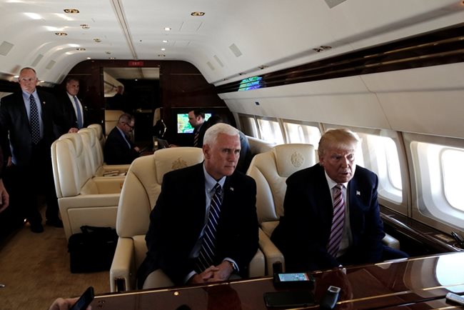 Доналд Тръмп лети с вицето си Майк Пенс в самолета си по време на предизборната си кампания.