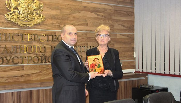 Виолета Комитова подари икона на Гроздан Караджов, която да го пази.

