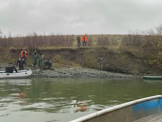 Откриха лодката на изчезналите в Мандренското езеро рибари, от тях няма и следа (Обновена, снимки, видео)