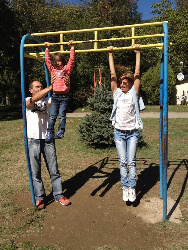 Ахинора е с майка си Албена и баща си Ангел в парка. 