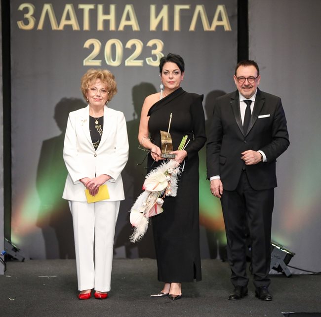 Проф. Любомир Стойков заедно с Албена Александрова, която получи приза в категория „Уникална мода“ и Валерия Велева.