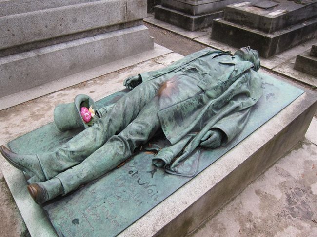 Паметникът на Виктор Ноар в Париж. Анатомичната подробност в областта на чатала впечатлява мнозина туристи, които толкова усърдно я галят, че “бабуната” е излъскана до блясък.