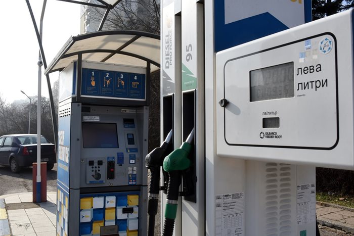 На бензиностанциите дизелът вече стигна 3,51 лв. Очаква се мярката за 25 стотинки компенсация на литър да влезе в сила от 1 юли.