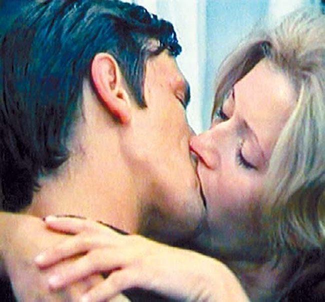 Кулминационният момент във филма: страстната целувка между отец Ередия и Фани Хорн...