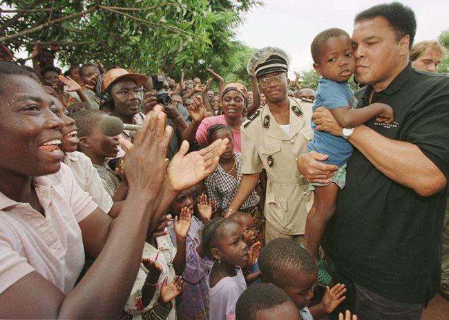 Мохамед при едно от хуманитарните си мисии в Либерия