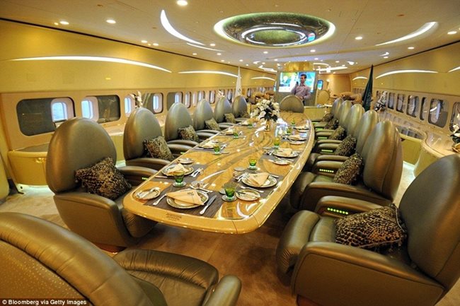 Трапезарията в самолета на саудитския принц