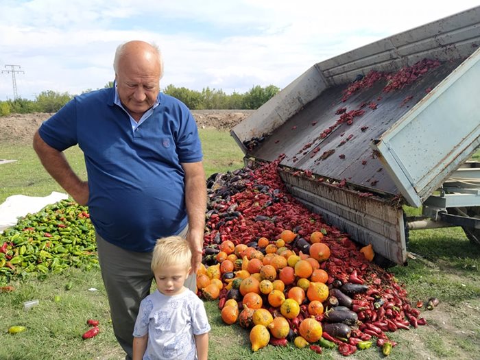 Земеделски производител и дете гледат изгнилата продукция, която докараха на протеста. Снимки: Авторът