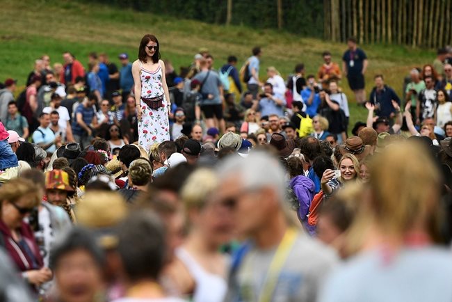 Организаторите съобщават, че около 15 000 души - фенове и персонал, са се събрали на Каменния кръг, смятан за духовния център на феста, за да оформят човешки знак на мира. Снимка: Ройтерс