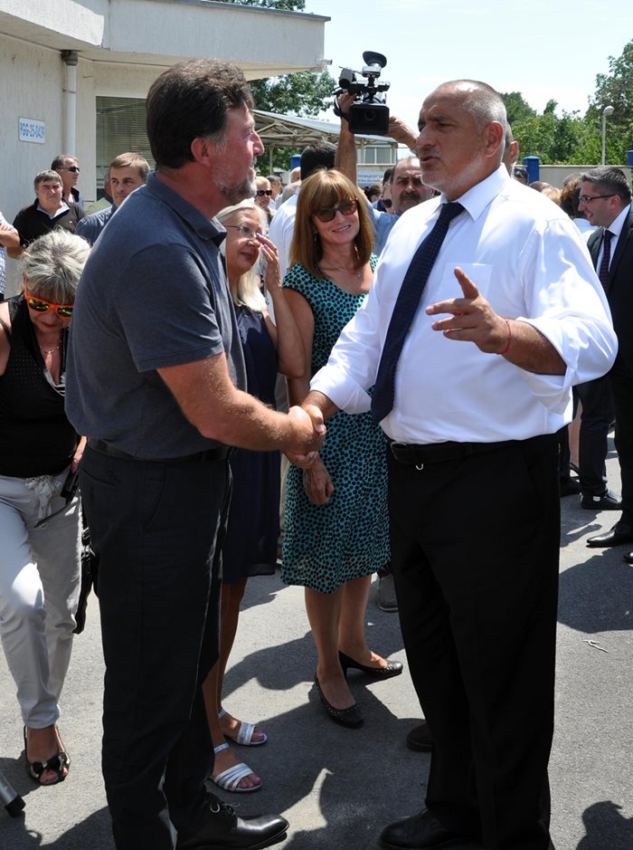 Премиерът Бойко Борисов се поздравява с хората при откриването на ремонтирания път Старо Оряхово - Долни Чифлик и Гроздьово - Провадия.