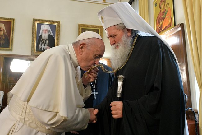 Папа Франциск и патриарх Неофит СНИМКИ: РОЙТЕРС