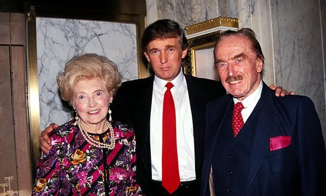 Доналд Тръмп с майка си и баща си през 1994 г.