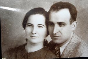 Тодор Живков с жена си Мара Малеева на млади години.