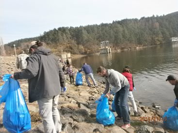 Чистят Панчаревското езеро