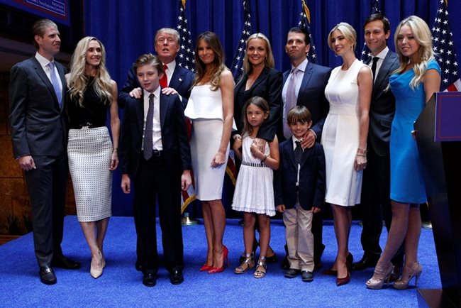 Семейството на Тръмп (от ляво на дясно) - синът Ерик Тръмп с жена си Лара, синът Барон пред родителите си Доналд Тръмп и Мелания, снахата Ванеса Хейдън със съпруга си Доналд Тръмп-младши и двете им деца Киа и Доналд Тръмп III, дъщерята Иванка Тръмп с мъжа си Джаред Кушнер и щерката Тифани Тръмп.