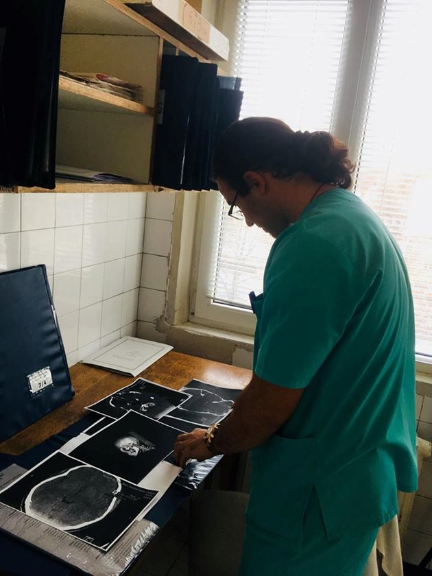 Д-р Преслав Петков преглежда снимки на пациенти в нерохирургията