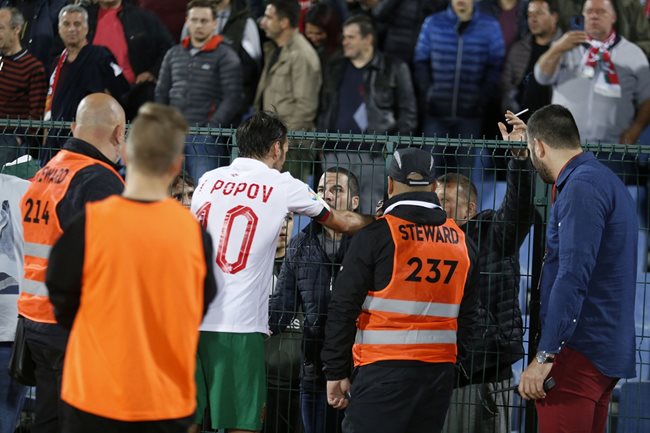 Капитанът Ивелин Попов успокоява феновете по време на мач с англичаните
