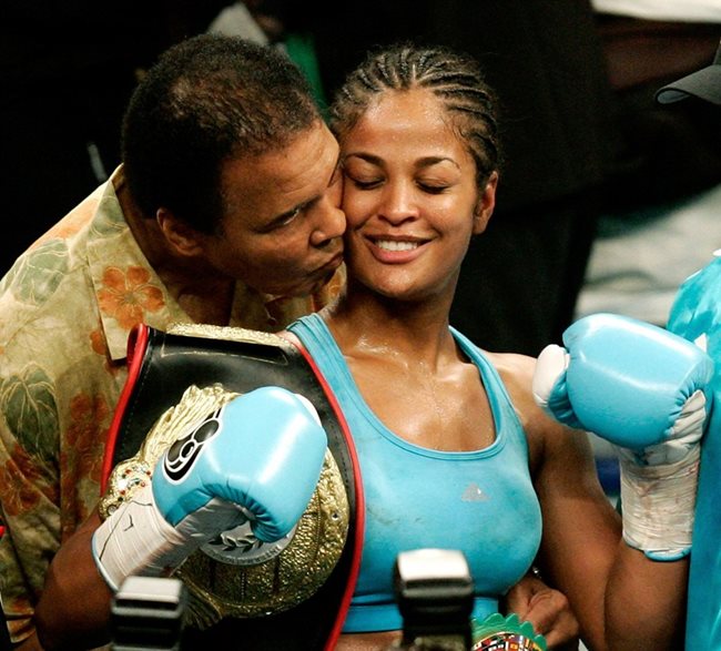 Али целува дъщеря си Лейла, която също се боксира, след поредната й победа