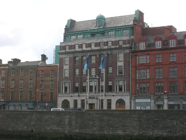 Солистът и китаристът на U2 Боно и Едж купуват и превръщат 150-годишна сграда на брега на река Лифи в центъра на Дъблин в бутиковия хотел The Clarence.