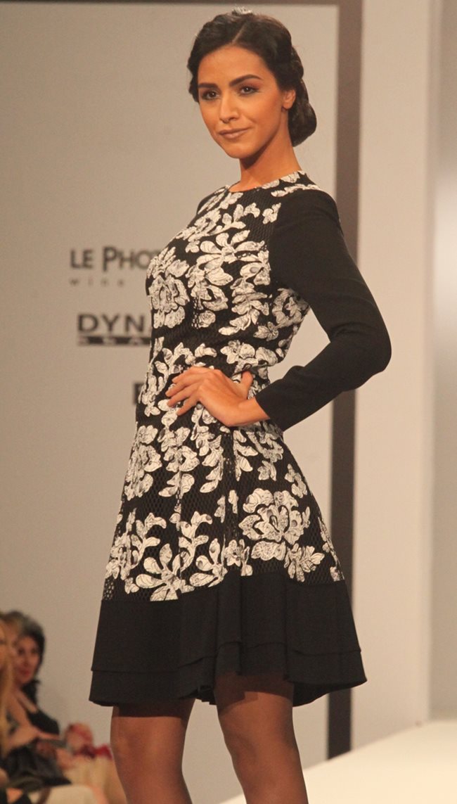 Черно-бяла рокля от новата колекция на дизайнерката. СНИМКИ: РУМЯНА ТОНЕВА