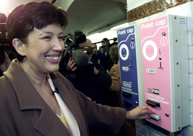 Мъжки и женски кондоми се продават от отделни автомати в метрото на Париж.