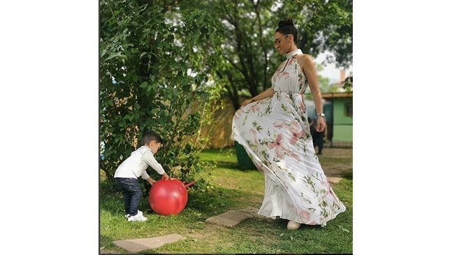 Мария Илиева пусна пролетна снимка с малкия Александър