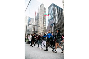 Българско хоро в Чикаго, след като за 18-а година трибагреникът бе издигнат на площад “Дейли плаза” по случай 3 март.