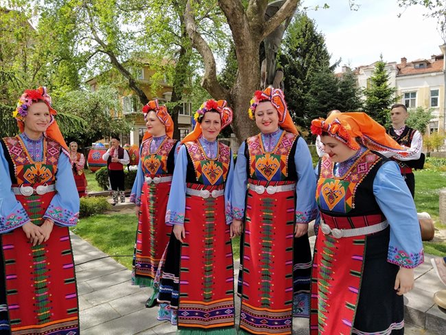 Певиците си оправят грима до сцената и всеки момент ще се качат да извисят гласове.