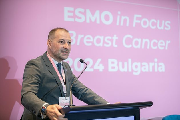 Доц. Желязко Арабаджиев представя пред участниците в конференцията европейските насоки за комплексно лечение на рака на гърдата.