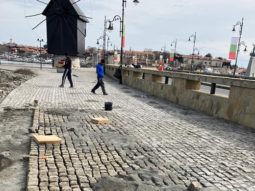 Преди сезона в Несебър ударно ремонтират улици и алеи, строи се и закритата спортна зала