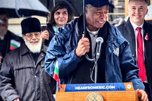 Кметът на Ню Йорк Ерик Адамс поздравява българската общност. След това, въпреки проливния дъжд, той лично издигна българското знаме, докато на живо бе изпълняван химнът на България.
