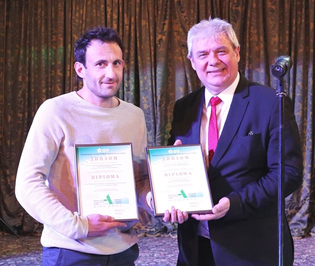 Председателят на Селскостопанска акадения проф. Мартин Банов награждава призьор от конкурса за иновации