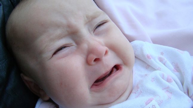 Болки в корема при бебето? 3 майки споделят как се справят
