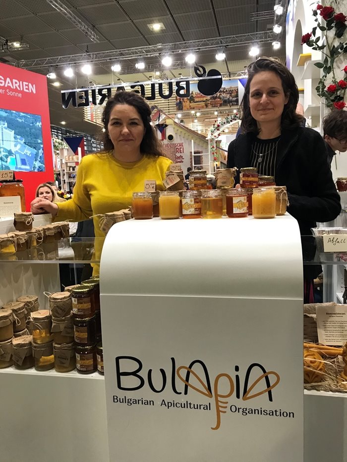 Таня Гюрюшева (вляво) обясни, че горският мед с много билки е търсен. Тя представляваше организация на производителите на пчелния продукт. Оказа се, че в Германия имат постоянни клиенти, които и през тази година бяха дошли за да си купят български мед.