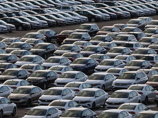 Продажбите на нови автомобили в Русия през февруари падат с 62%