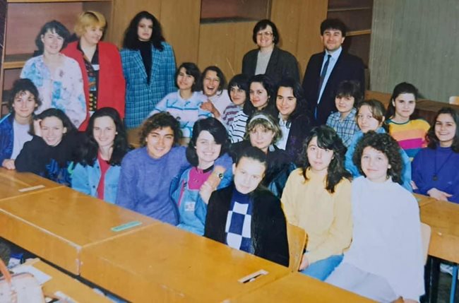 Мария Габриел е третата на първия ред от ляво на дясно. Отзад с очилата е Виолета Константинова, нейната учителка по френски език.
СНИМКА: ЛИЧЕН АРХИВ